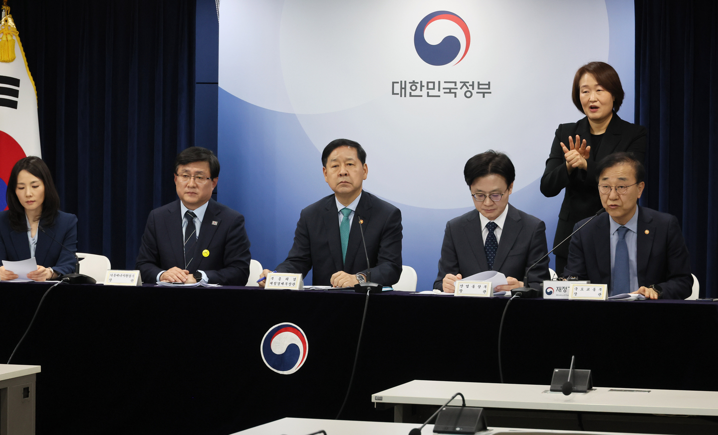 Finance Minister Koo Yun-cheol, center, speaks to reporters at the government complex in central Seoul on March 26. [YONHAP]