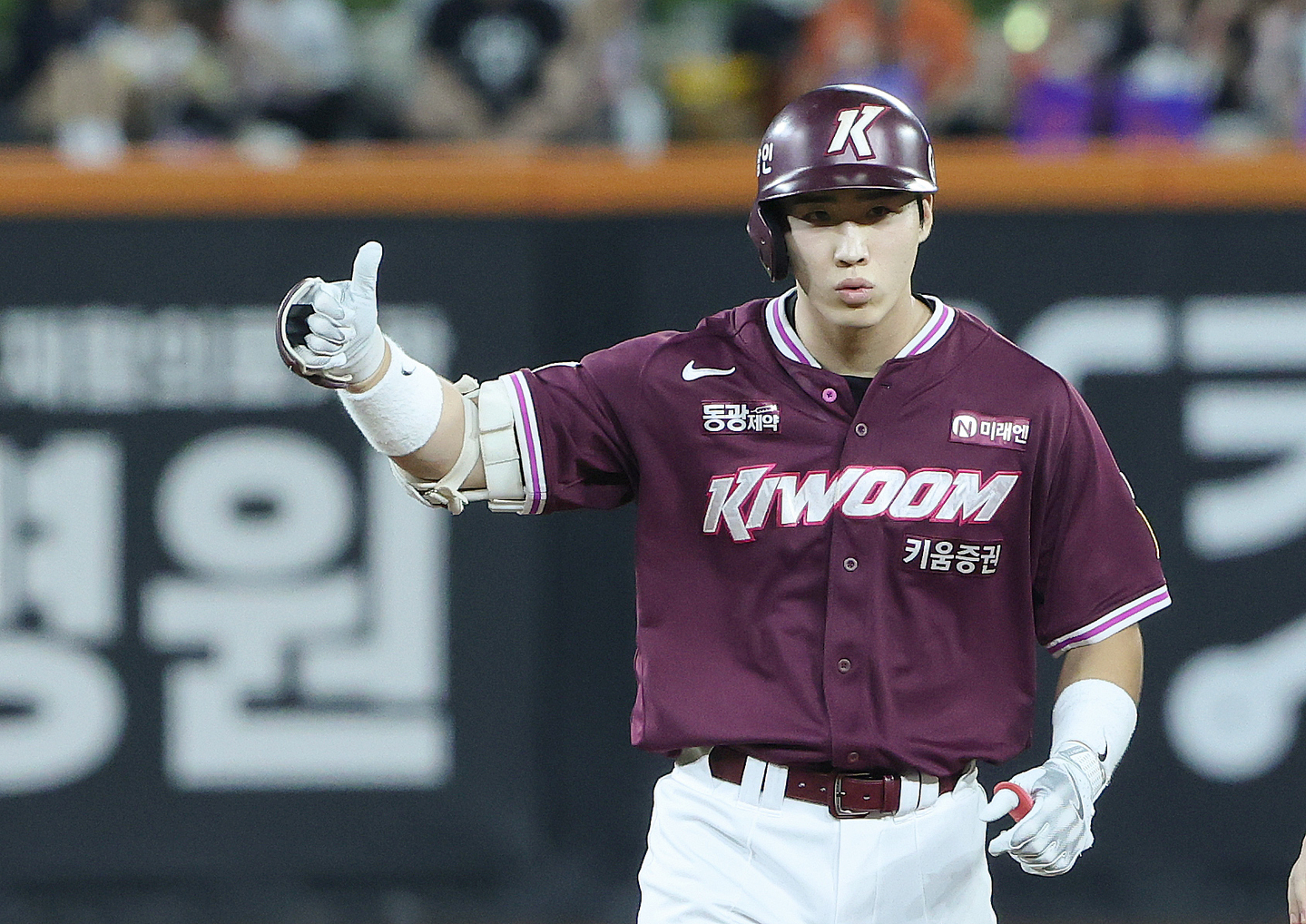 Kiwoom Heroes’ Lee Ju-hyeong celebrates after hitting a game-tying single with two outs and a runner on third in the top of the seventh inning during a KBO game against the Hanwha Eagles at Hanwha Life Ballpark in Daejeon on Sept. 15, 2025. [NEWS1]