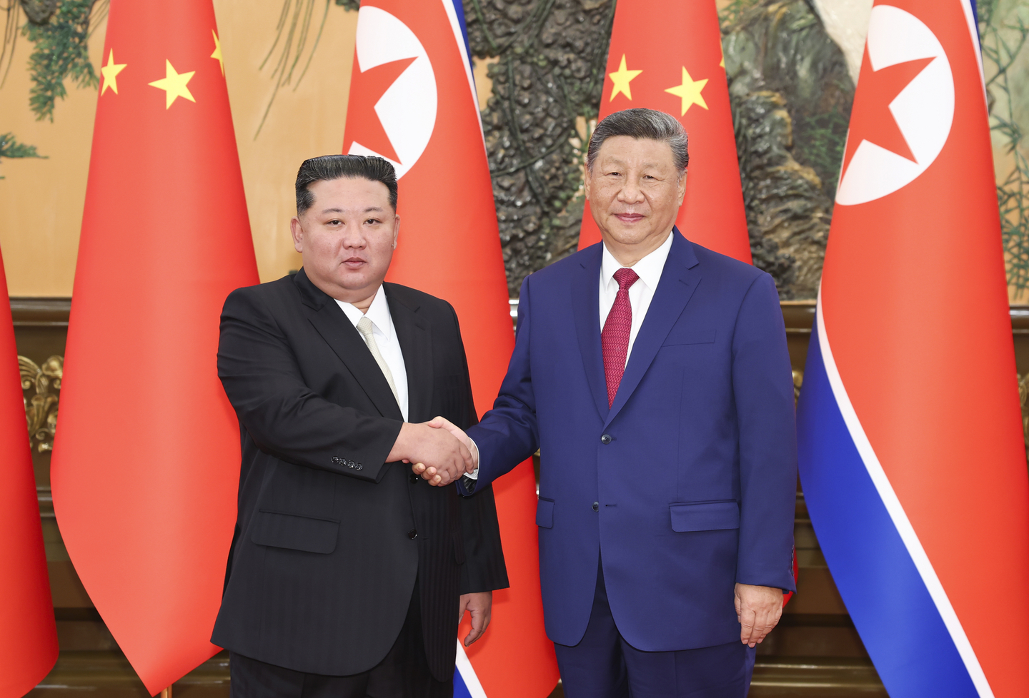 Chinese President Xi Jinping, right, poses for photos with North Korean leader Kim Jong-un at the Great Hall of the People in Beijing on Sept. 4, 2025. [AP/YONHAP]