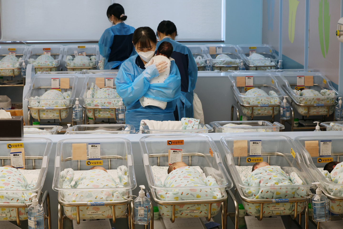 Nurses take care of newborns at the CHA Ilsan Medical Center in Goyang, Gyeonggi, on Jan. 28. [NEWS1]