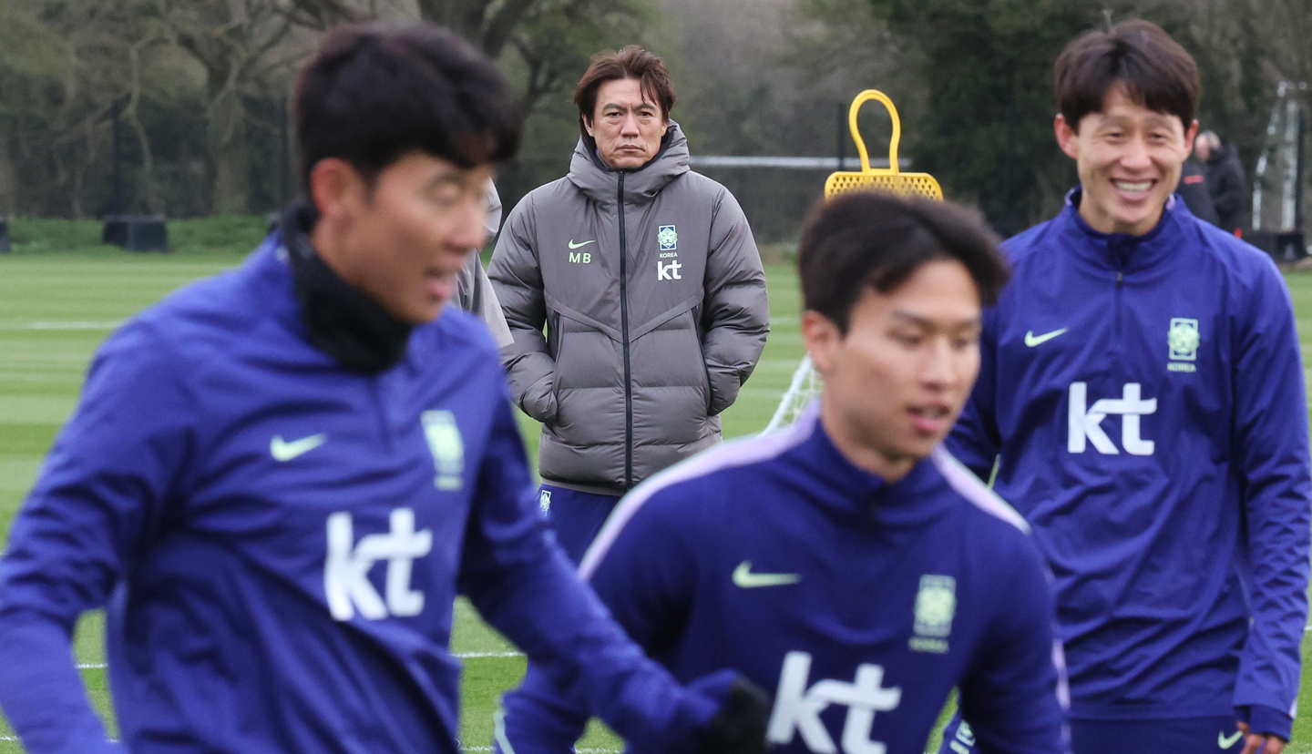 Hong Myung-bo, center back, the head coach of the Korean men's national football team, watches his players during a training session at MK Dons training ground in Milton Keynes, Britain, on March 24. [YONHAP] 
