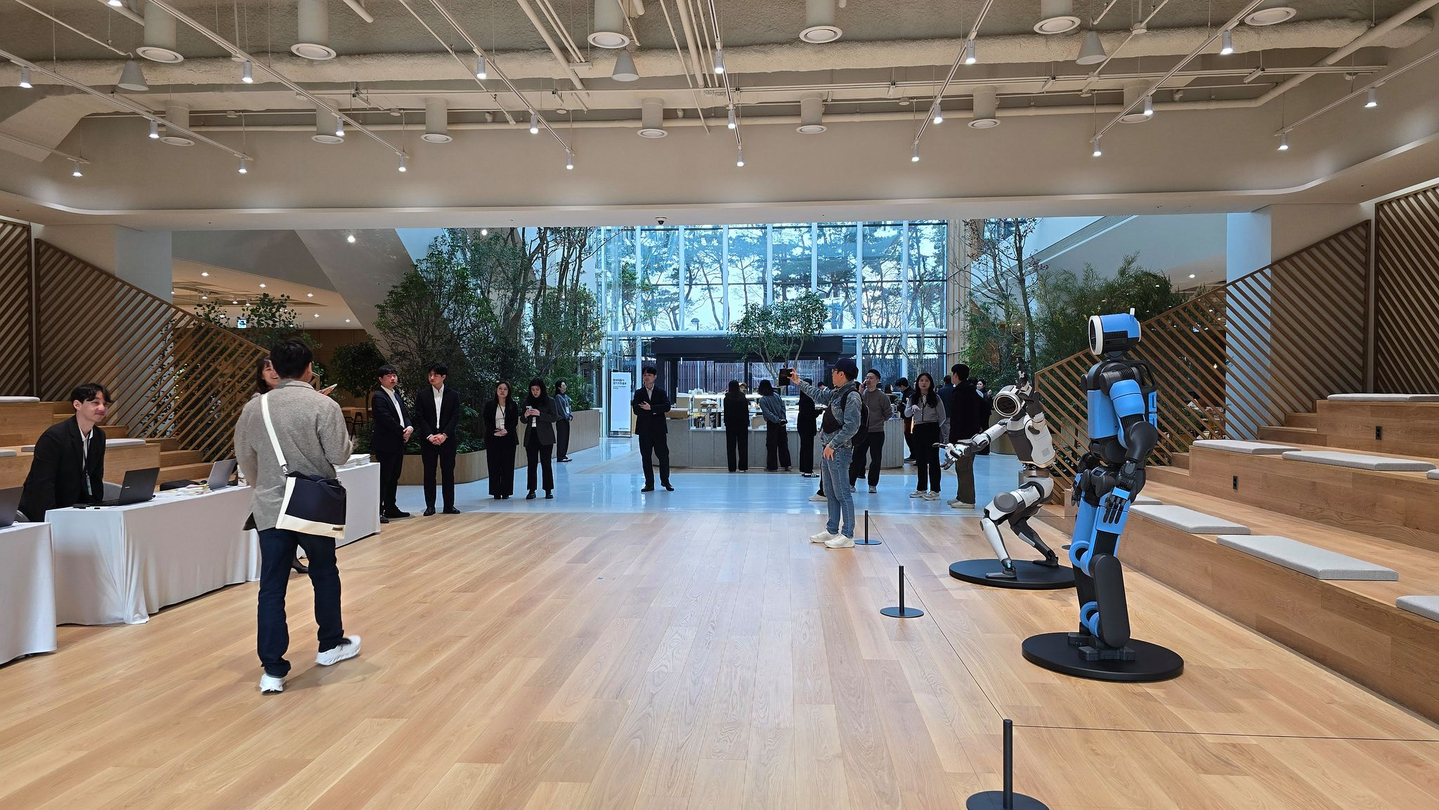 A shareholder poses for a photo in front of a full-scale model of Hyundai Motor Group’s humanoid robot Atlas at the group’s headquarters, where Hyundai Motor Company’s 58th General Meeting of Shareholders was held on March 26. [LEE SU-JEONG]