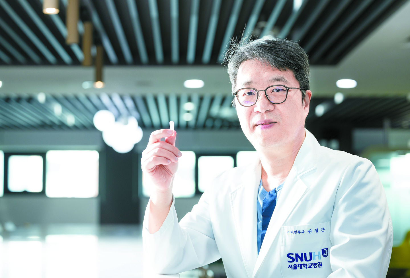 Dr. Kwon Seong-keun of Seoul National University Hospital holds a pediatric stent at the hospital's main building on March 20. [WOO SANG-JO] 