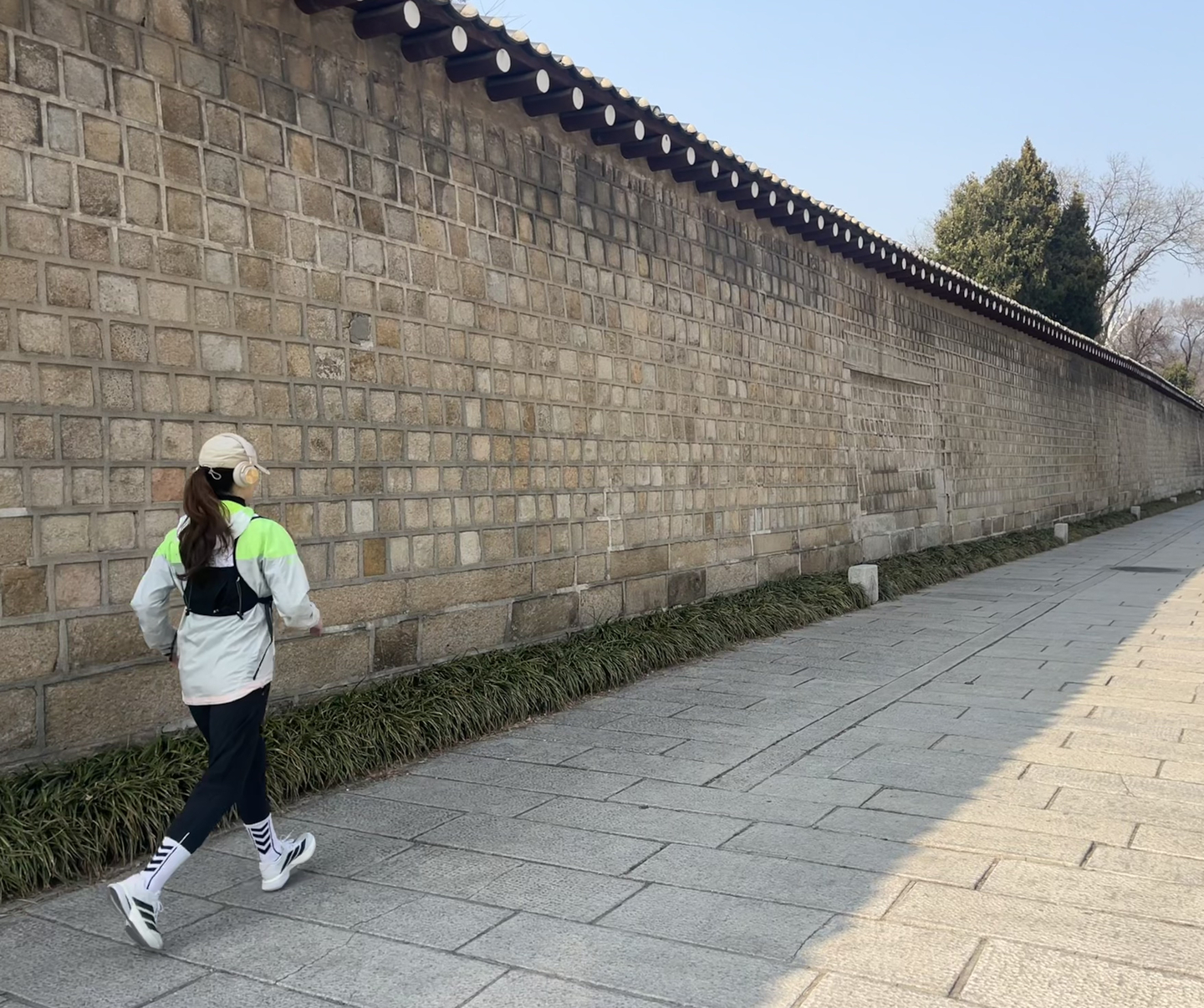A runner sprints around the perimeter of Gyeongbok Palace in Jongno District, central Seoul, on March 17.  [ALICIA CARR]