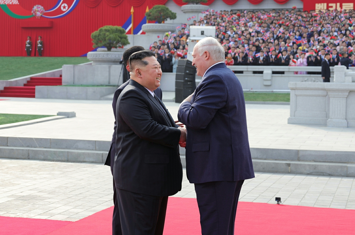 North Korean leader Kim Jong-un, left, and Belarusian President Alexander Lukashenko attend a welcoming ceremony for the Belarusian leader's visit to Pyongyang held at Kim Il Sung Square on March 25, as seen in this photo carried by North Korea's official Rodong Sinmun the following day. [NEWS1]