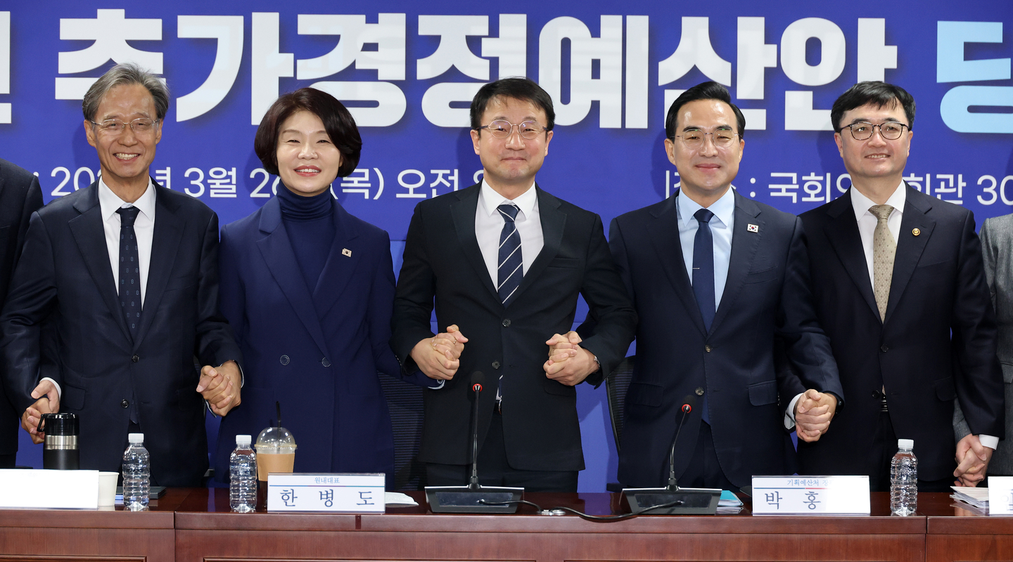 Planning and Budget Minister Park Hong-keun, second from right, and Han Byung-do, the floor leader of the ruling Democratic Party, center and others pose for a photo as they attend a consultative meeting of party and government officials at the National Assembly in Seoul on March 26 over an extra budget proposal that the government has made as part of efforts to support small- and mid-sized firms and vulnerable households hit by the prolonged war in the Middle East. [YONHAP] 