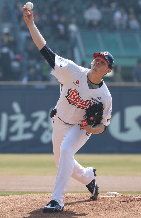 Doosan Bears starter Chris Flexen pitches against the Kia Tigers during a KBO preseason game at Jamsil Baseball Stadium in Seoul on March 22. [YONHAP]