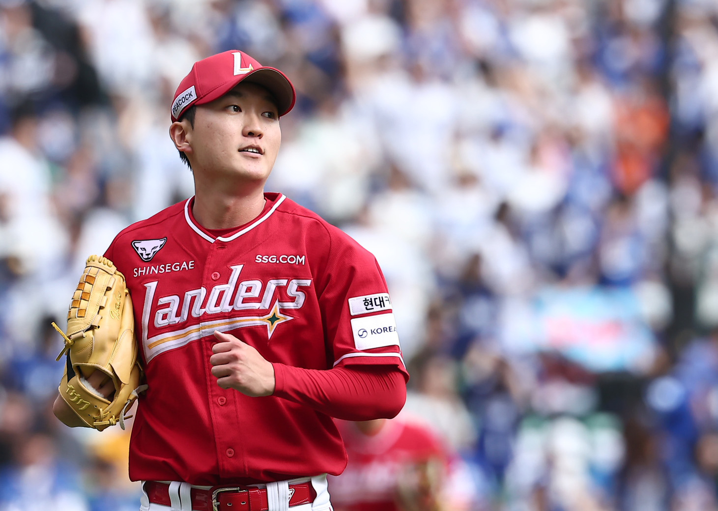 SSG Landers starter Kim Keon-woo heads to the dugout after recording six strikeouts through two innings during Game 2 of the KBO semifinals against the Samsung Lions at SSG Landers Field in Incheon on Oct. 11, 2025. [NEWS1]