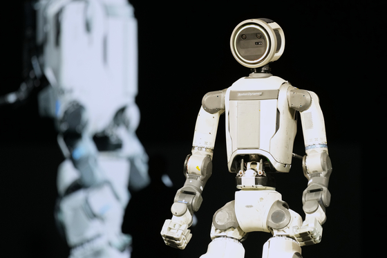 An Atlas robot stands on the stage during a Hyundai and Boston Dynamics news conference ahead of the CES tech show in Las Vegas on Jan. 5. [AP/YONHAP]