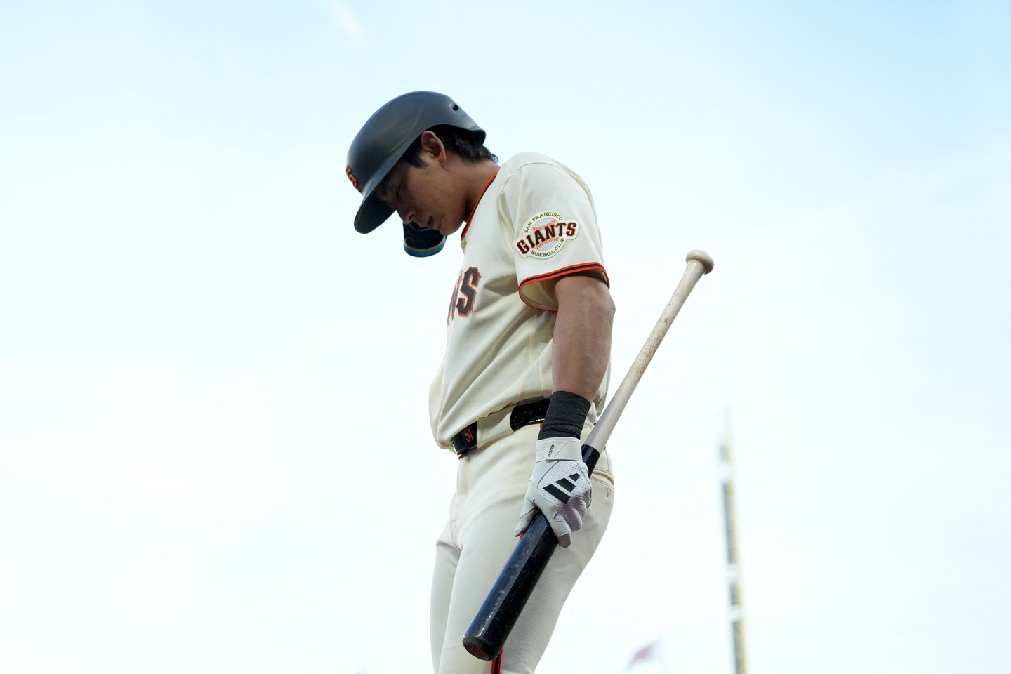 Lee Jung-hoo of the San Francisco Giants returns to the dugout after being retired against the New York Yankees during the clubs' MLB regular-season game at Oracle Park in San Francisco on March 25, in this Imagn Images photo via Reuters. [YONHAP]