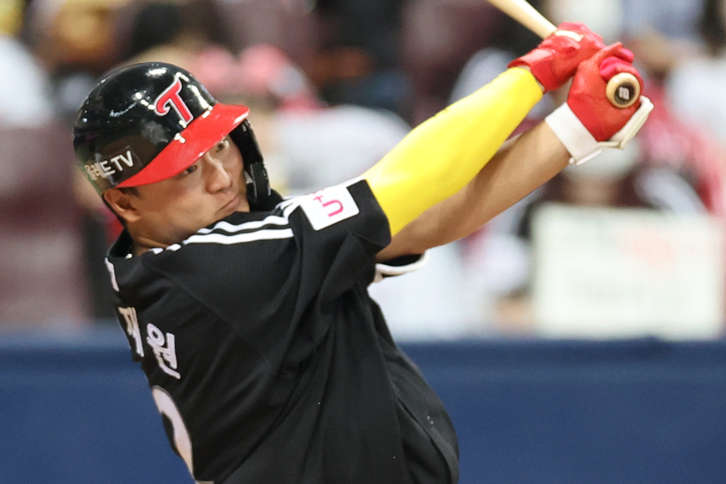 LG Twins’ Lee Jae-won hits a run-scoring single with two outs and a runner on second in the top of the third inning during a KBO game against the Kiwoom Heroes at Gocheok Sky Dome in Guro District, western Seoul, on Sept. 8, 2022. [YONHAP]