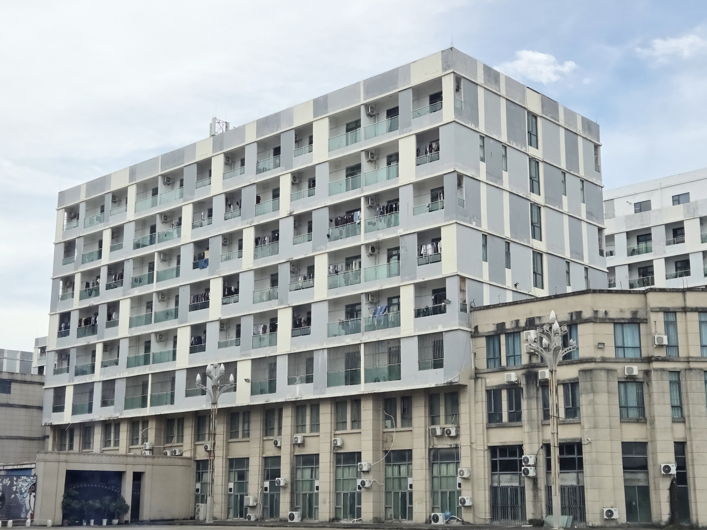 A building suspected of housing a scam center stands in Sihanoukville, Cambodia, on Oct. 14, 2025. [YONHAP]