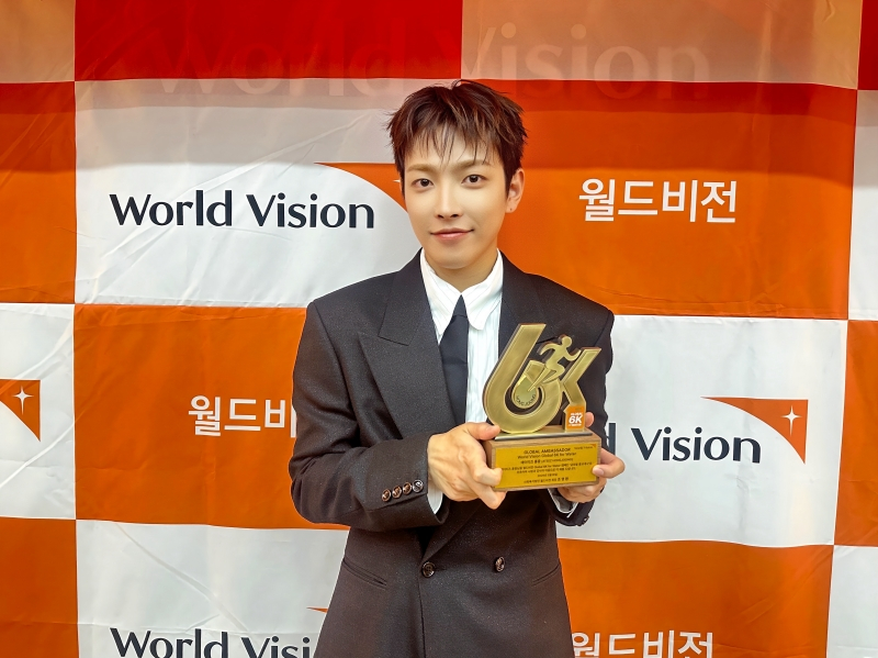 Singer Hongjoong of boy band Ateez is designated the honorary ambassador for World Vision's Global 6K for Water campaign at the organization's headquarters in Yeongdeungpo District, western Seoul, on March 26. [KQ ENTERTAINMENT]