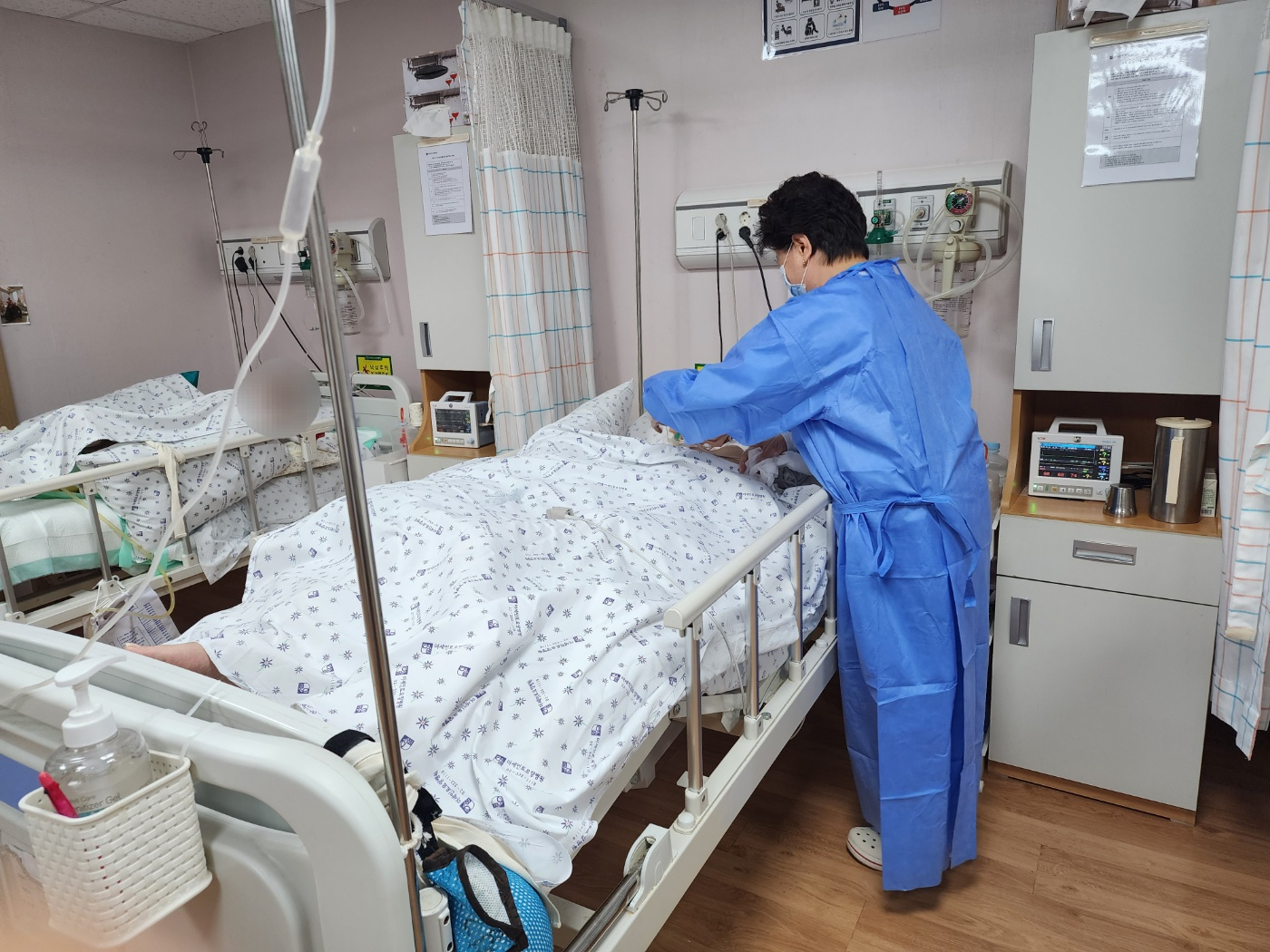 A caregiver tends to a patient at a nursing hospital in Guro District, Seoul. [JOONGANG ILBO]