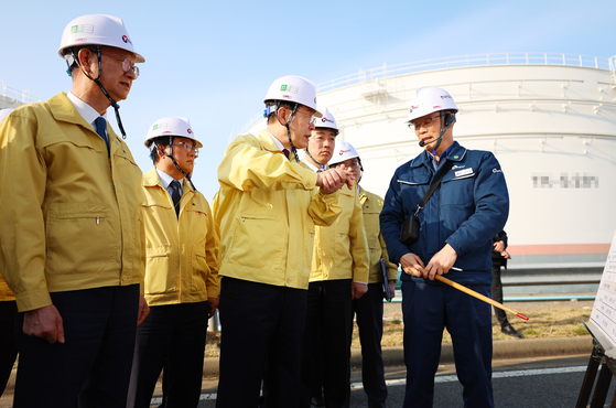 President Lee Jae Myung, third from left, conducts an on-site inspection at a strategic oil reserve facility operated by Korea National Oil Corporation in Seosan, South Chungcheong, on March 26. [NEWS1]