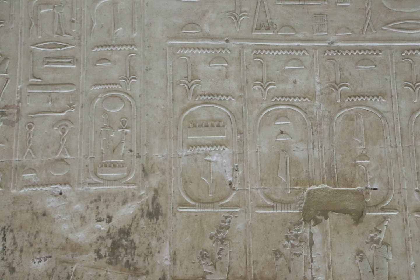 The name “Meni,” regarded as Egypt’s first pharaoh, appears in the Abydos King List and is shown inside an oval cartouche at the center of the image. [Kwack Min-soo]