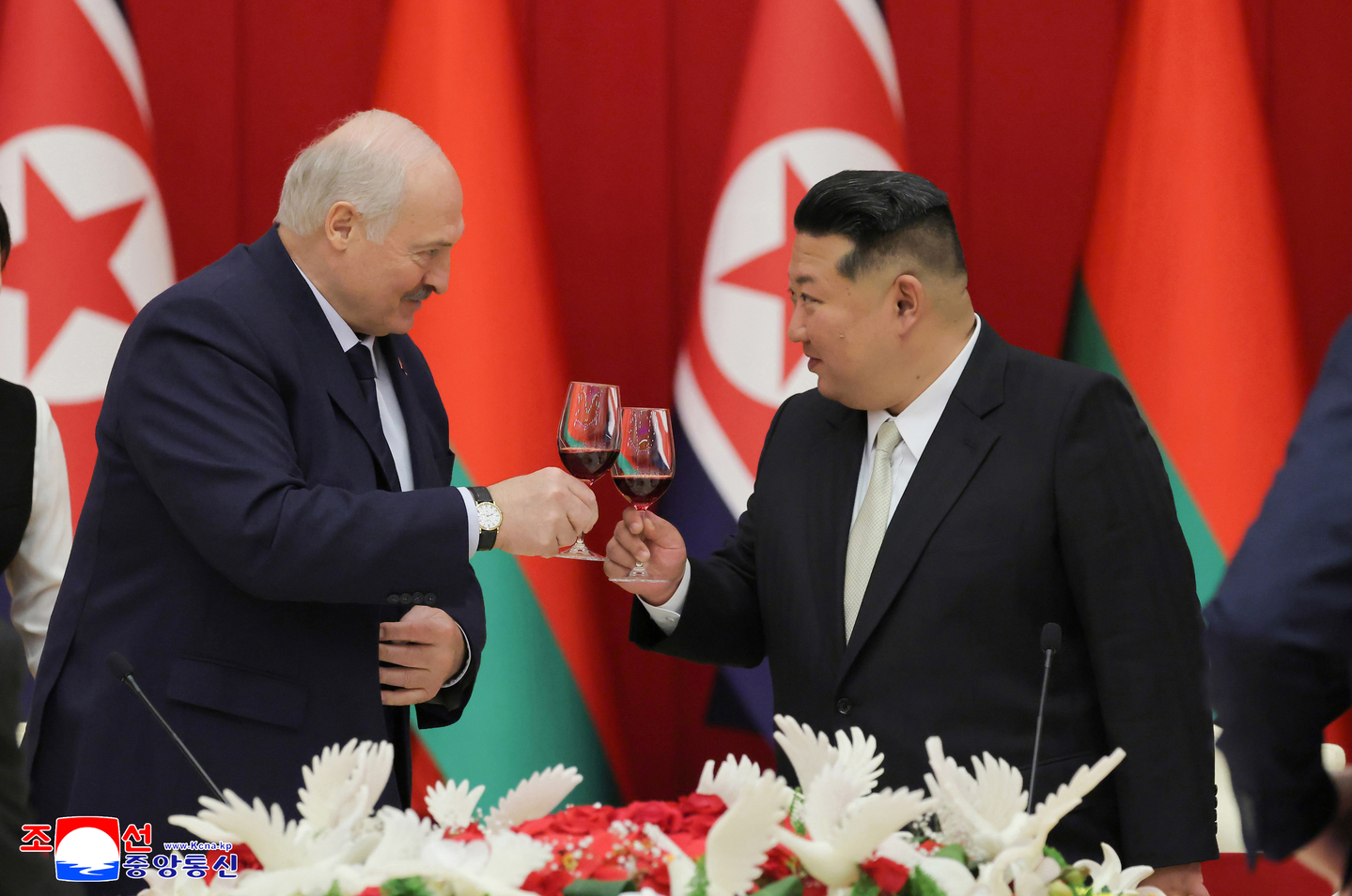 North Korean leader Kim Jong-un, right, and Belarusian President Aleksandr Lukashenko attend a banquet for the Belarusian leader in Pyongyang on March 26, as seen in a photo carried by North Korea's official Korean Central News Agency the following day. [YONHAP]