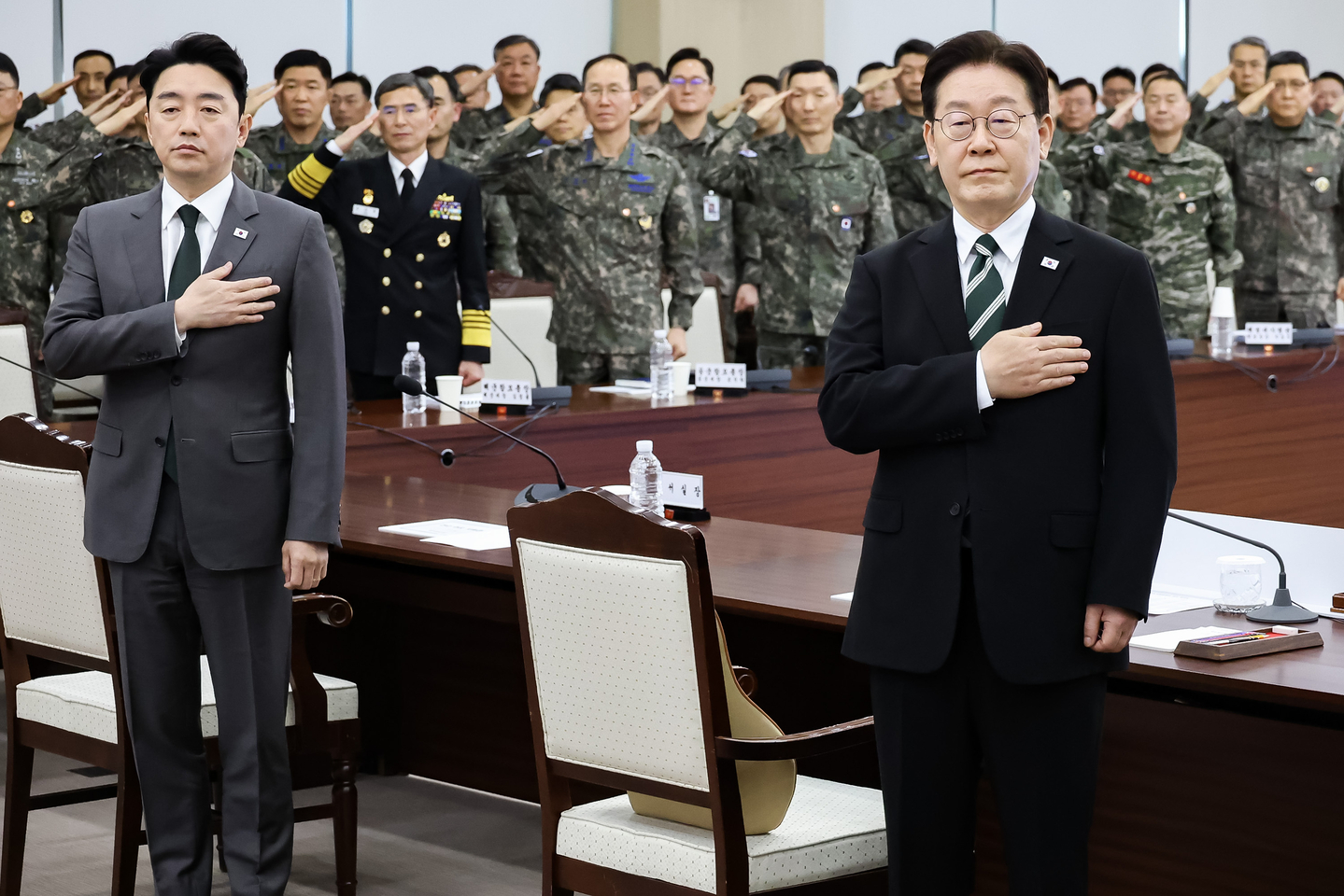 President Lee Jae Myung, right, attends a meeting with military commanders at the Ministry of National Defense in Yongsan District, central Seoul, on March 27. [JOINT PRESS CORPS]