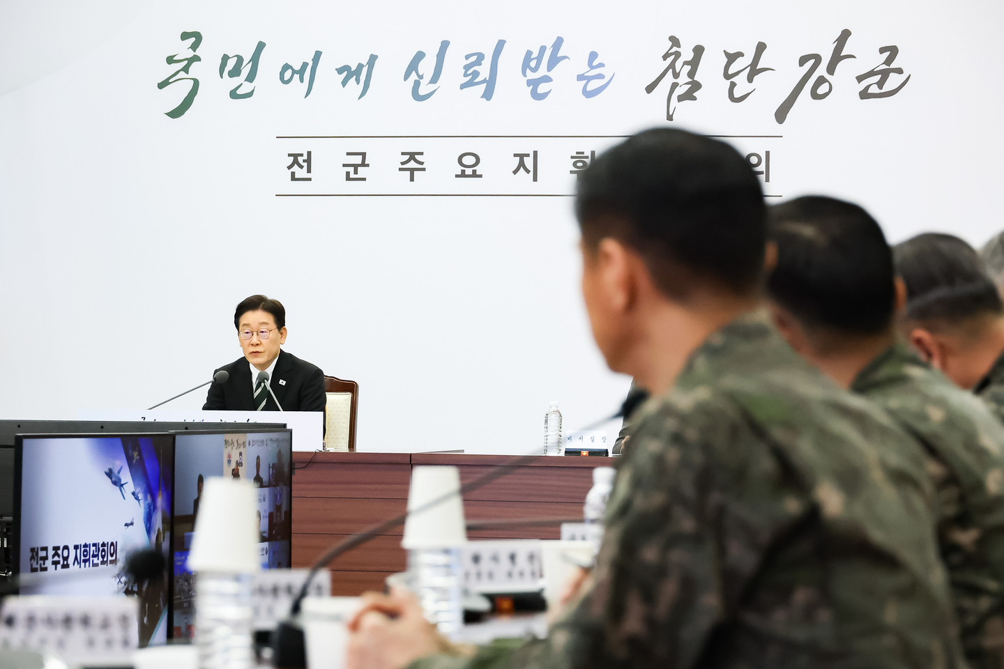 President Lee Jae Myung, left, speaks at a meeting with military commanders at the Ministry of National Defense in Yongsan District, central Seoul, on March 27. [JOINT PRESS CORPS]