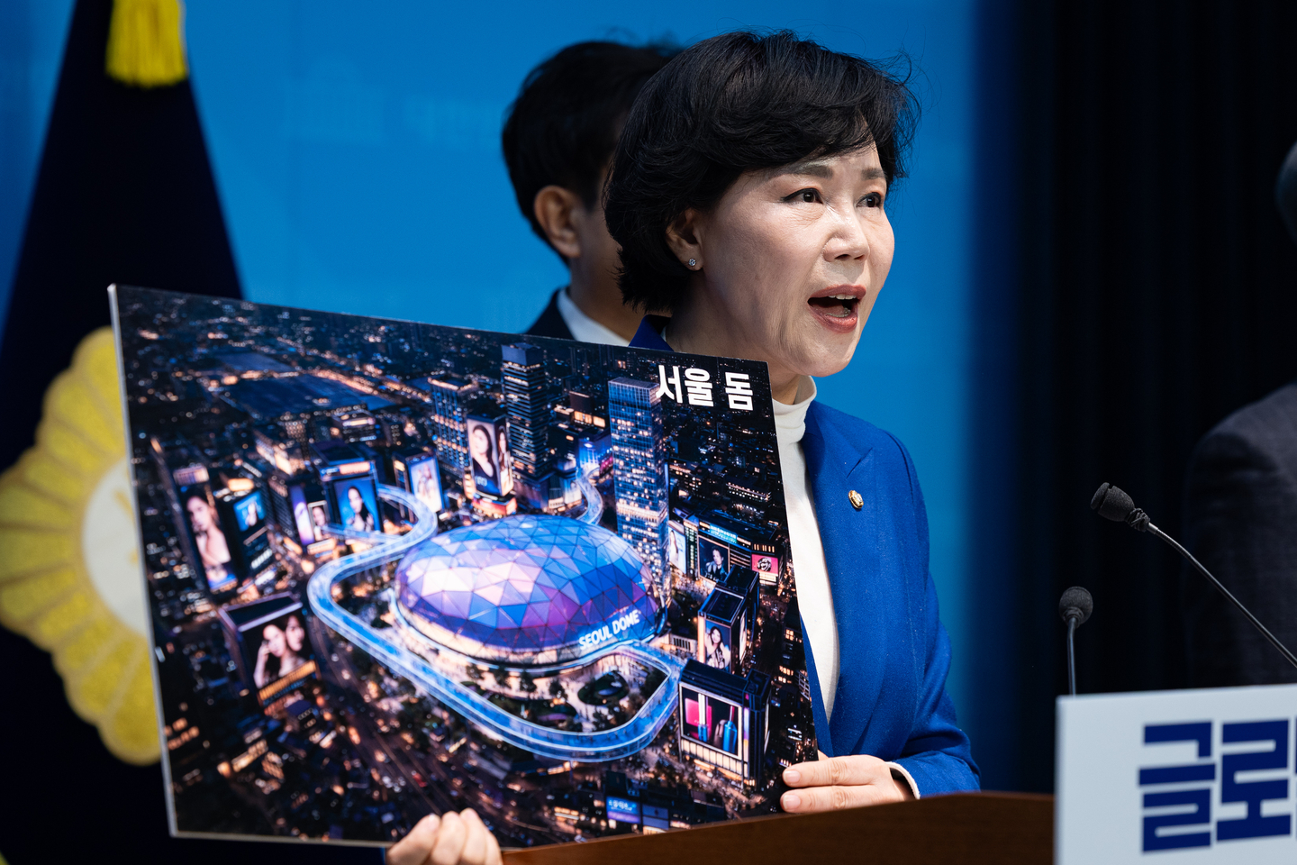 Democratic Party Rep. Jeon Hyun-heui announces her bid for Seoul mayor at a press conference at the National Assembly building in Yeouido, western Seoul, on Feb. 2. Jeon promised to create a multipurpose dome for sports and concerts, named the "Seoul Dome," in the place of the Dongdaemun Design Plaza in Jung District, central Seoul. [NEWS1]