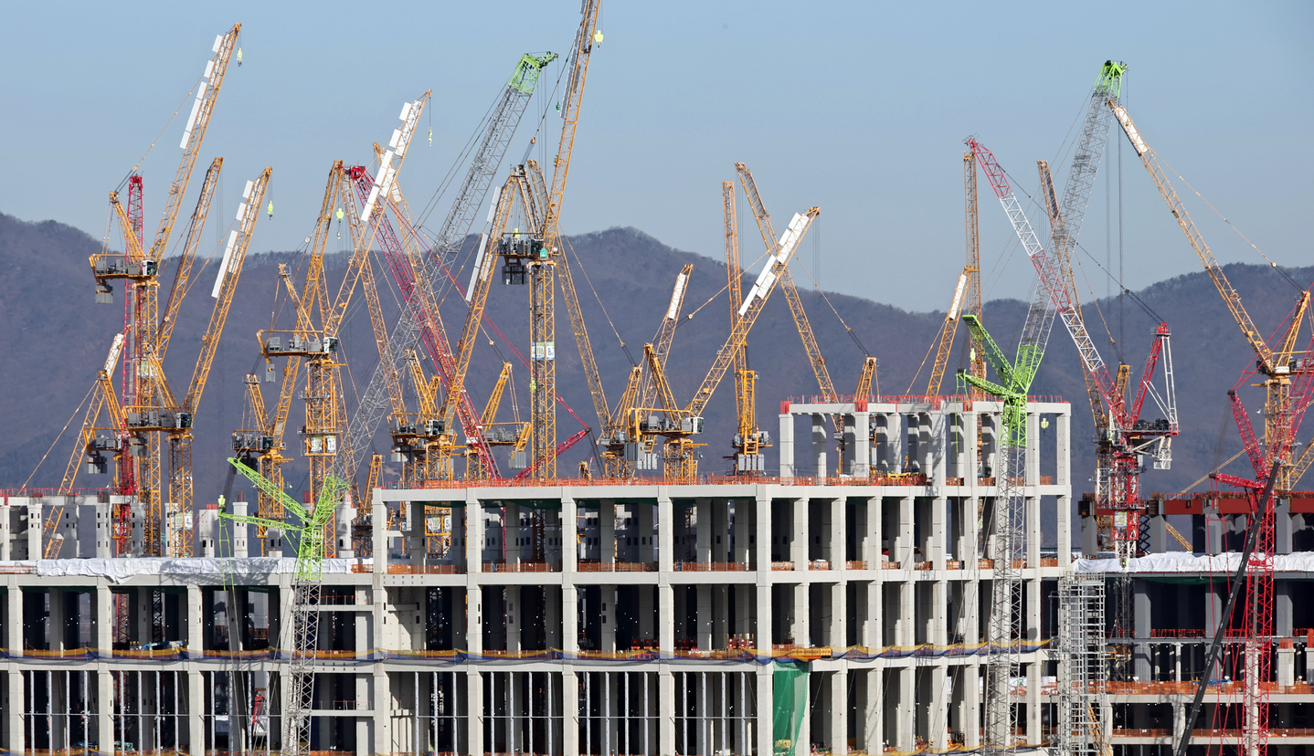Construction is underway at a semiconductor cluster site in Cheoin District, Yongin, Gyeonggi, on Jan. 20. [YONHAP]
