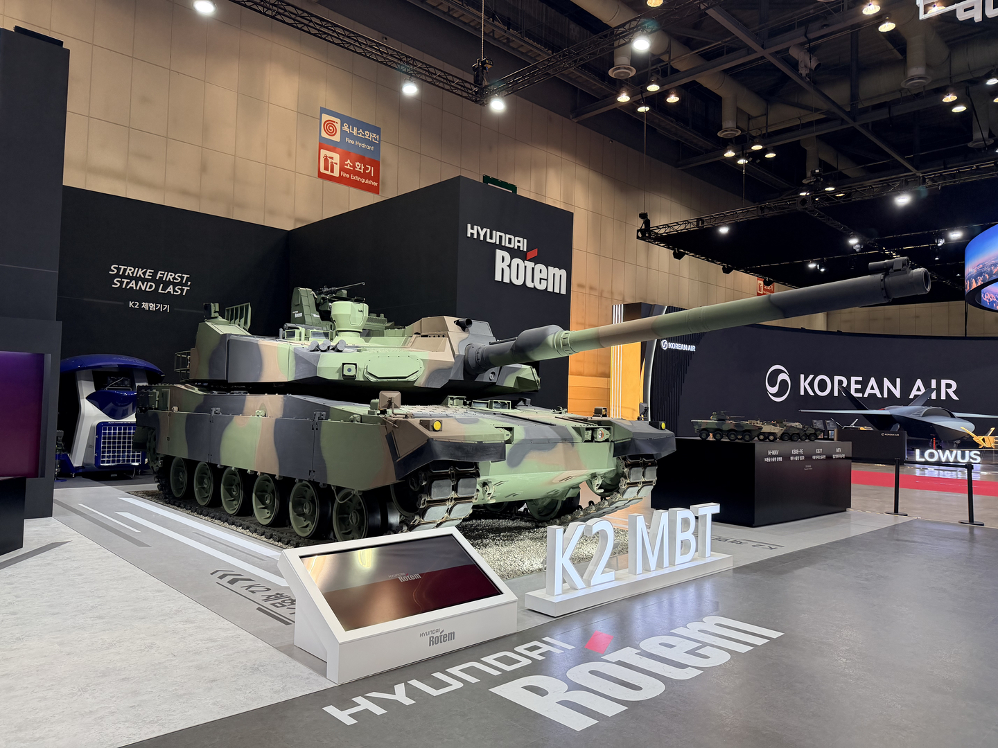 Hyundai Rotem's K2PL main battle tank is on display at the Seoul International Aerospace & Defense Exhibition on Oct. 20, 2025, in Goyang, Gyeonggi. [CHO YONG-JUN]