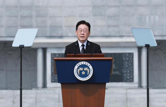 President Lee Jae Myung speaks at a national cemetery in the central city of Daejeon on March 27 during a ceremony to mark the 11th anniversary of the commemoration day for 55 troops who died in three major clashes with North Korea in the Yellow Sea. [JOINT PRESS CORPS]
