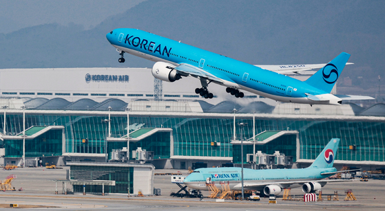 A Korean Air plane takes off from Incheon International Airport on March 15 [YONHAP]