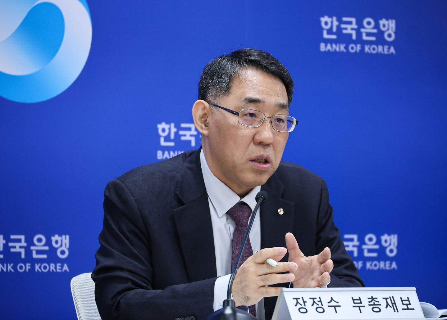 Bank of Korea Deputy Governor Chang Cheong-soo speaks at a briefing on the financial stability situation at the central bank in Jung District, central Seoul, on March 26. [NEWS1]