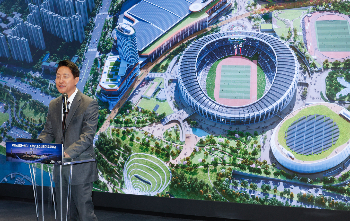 Seoul Mayor Oh Se-hoon outlines the final negotiation plan to redevelop the Jamsil Sports Complex area into a high-tech sports and cultural district, including a large exhibition center, a domed baseball stadium and commercial facilities, with completion targeted for 2032, at City Hall on March 11. [NEWS1]