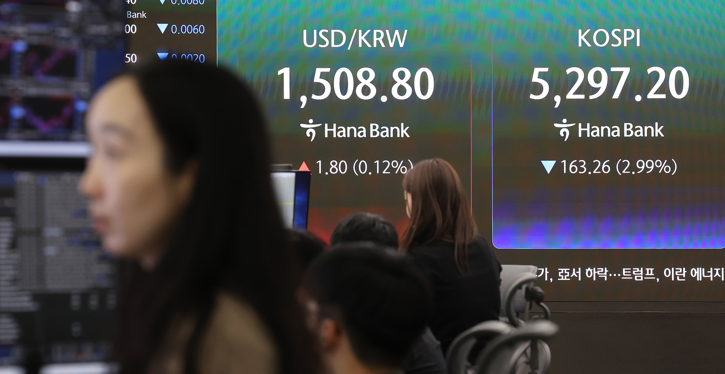 A screen in Hana Bank's trading room in central Seoul shows the Kospi trading on March 27. [YONHAP] 