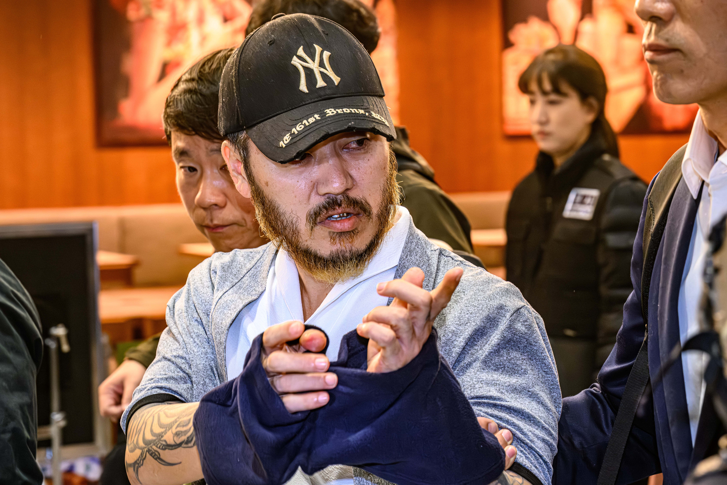 Park Wang-yeol, a suspected drug kingpin convicted of killing three Korean nationals in the Philippines and accused of trafficking narcotics into Korea, is escorted through Incheon International Airport on March 25. [JOINT PRESS CORPS]