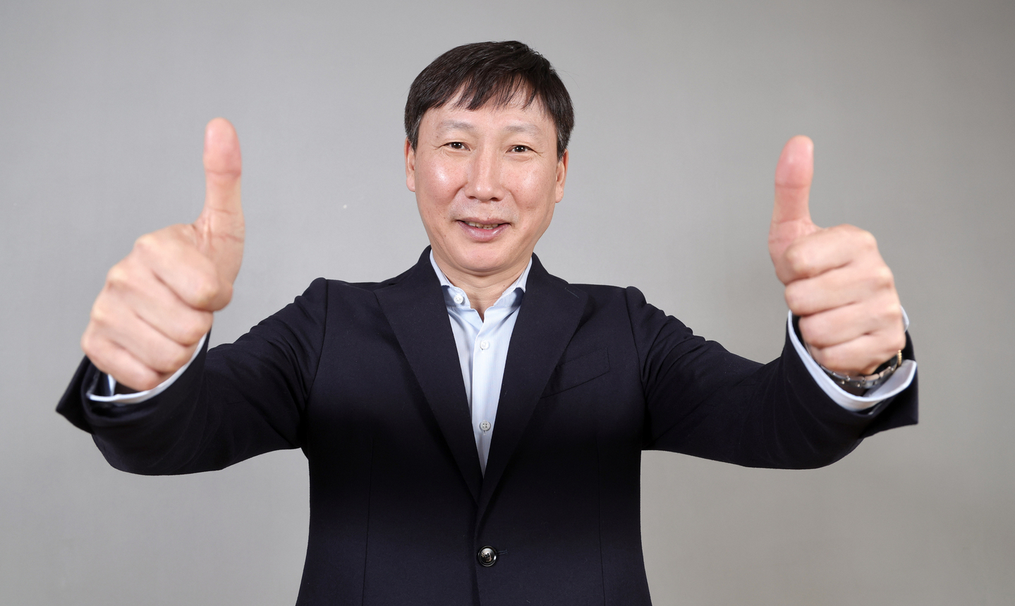 Vietnam national football team head coach Kim Sang-sik poses with both thumbs up at the JoongAng Ilbo headquarters in Mapo District, western Seoul, on Jan. 13, 2025. [KANG JUNG-HYUN]