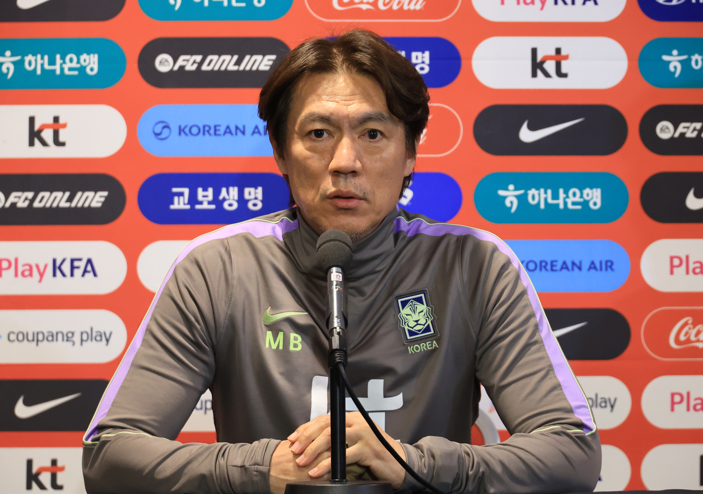 Hong Myung-bo, head coach of the Korean national football team, speaks at a press conference at Stadium MK in Milton Keynes, England, on March 27, one day ahead of the match against Ivory Coast. [YONHAP]