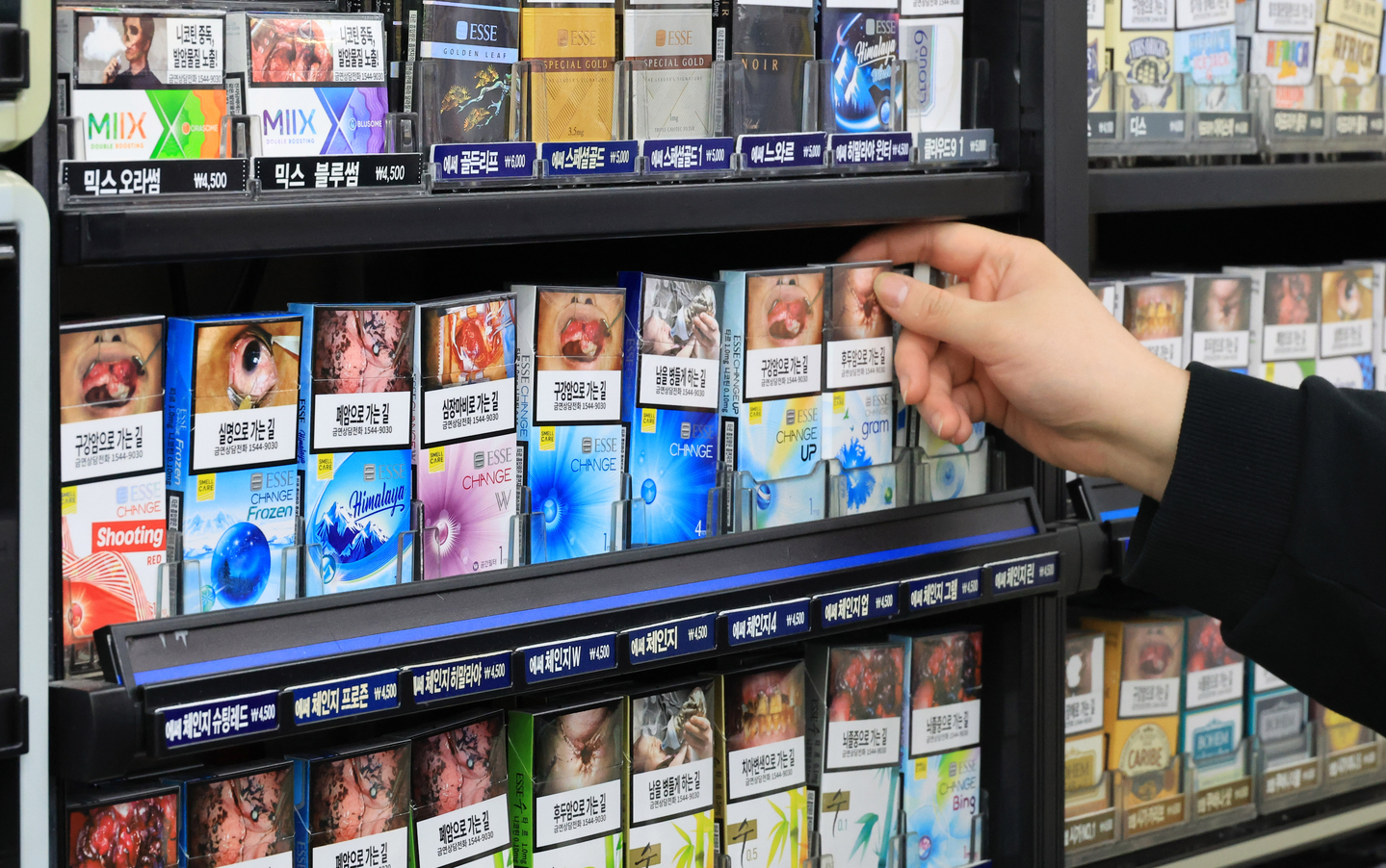 Cigarettes are displayed in a convenience store in Seoul [YONHAP]
