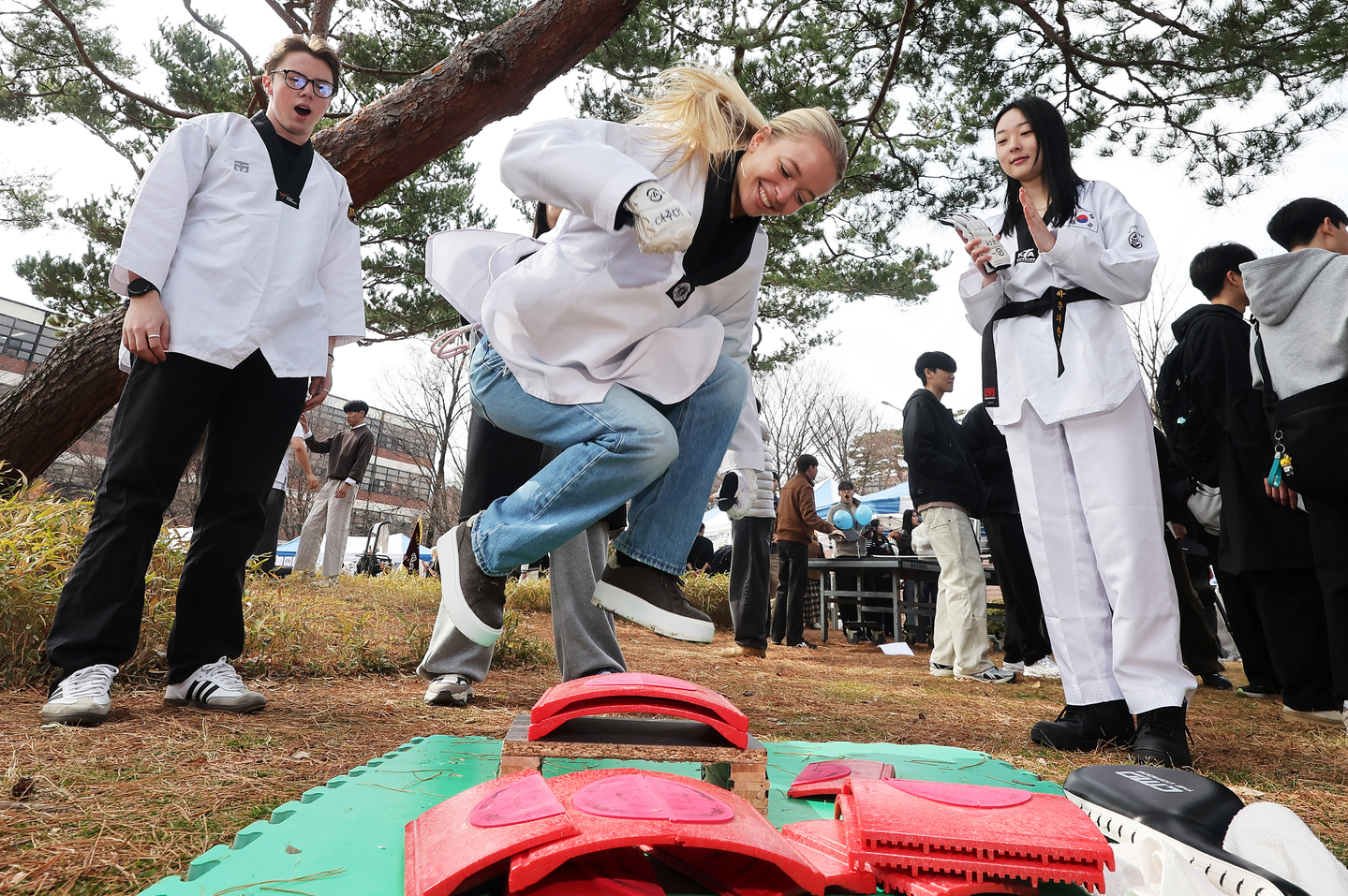 An international student tries out a taekwondo club at a campus club fair held at Ajou University in Suwon, Gyeonggi, on March 4. [YONHAP]