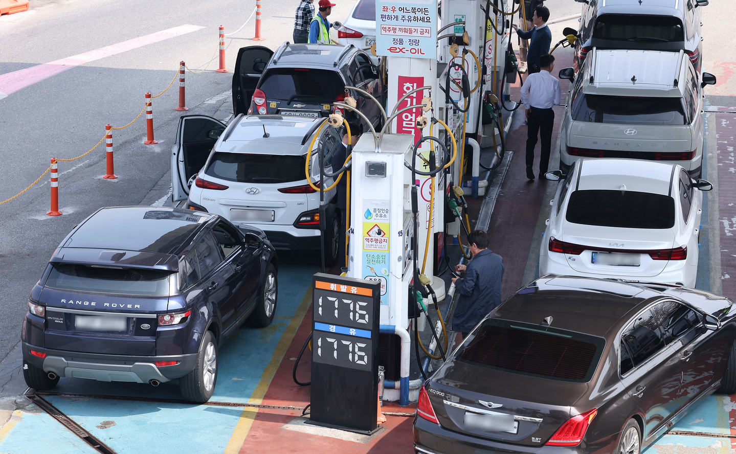 Drivers fill up their cars at a gas station in southern Seoul on March 26, a day ahead of the government’s second round of fuel price caps. [NEWS1] 