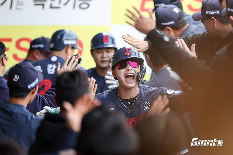 Lotte Giants right fielder Yoon Dong-hee, center, celebrates after hitting a home run during a KBO game against the Samsung Lions at Daegu Samsung Lions Park in Daegu on March 28. [LOTTE GIANTS]