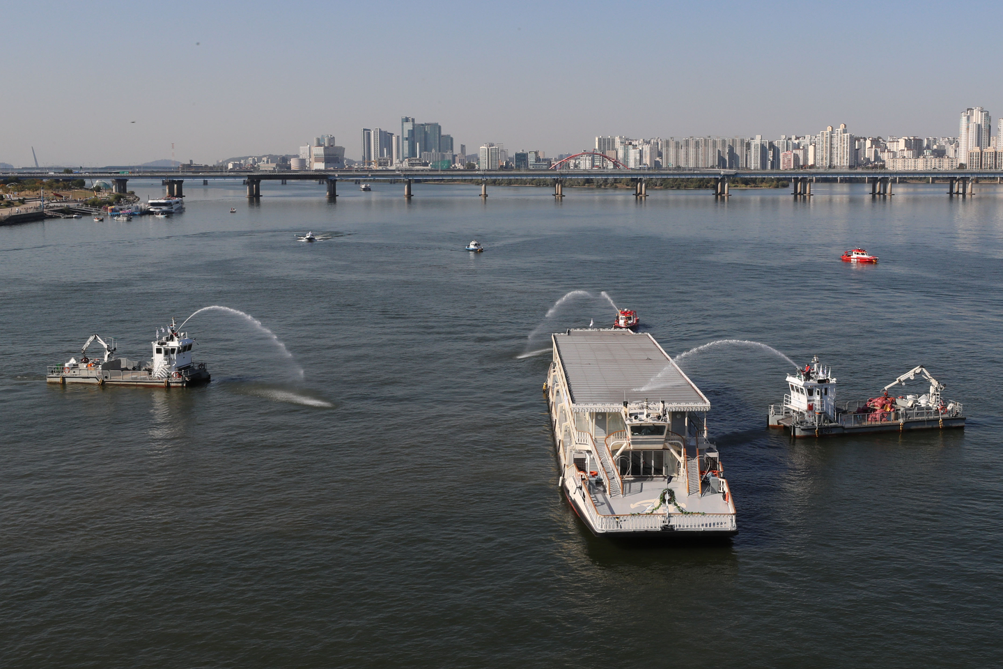 A joint public-private water rescue drill is conducted on the Han River near Wonhyo Bridge in Seoul on Oct. 28, 2021. Image is unrelated to the story. [NEWS1]