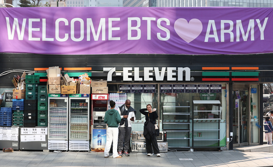 A 7-Eleven convenience store in central Seoul featuring a banner celebrating BTS's concert in March. 21. [NEWS1]