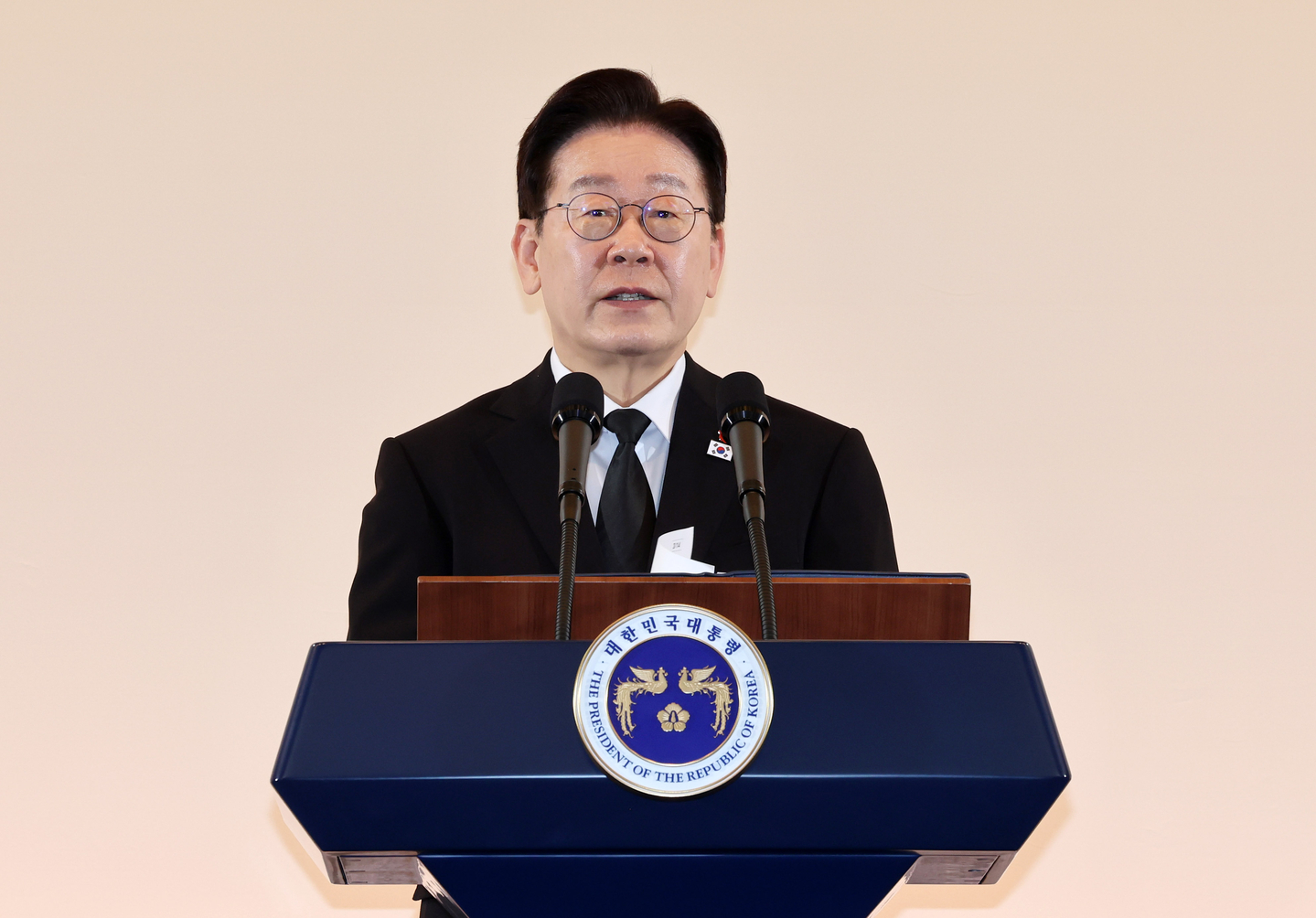 President Lee Jae Myung delivers a speech during a luncheon meeting with families of the victims of the Jeju April 3 massacre in Jeju on March 29. [YONHAP]