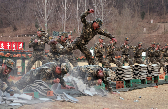 North Korean soldiers train in a photo shared on March 29. [NEWS1] 