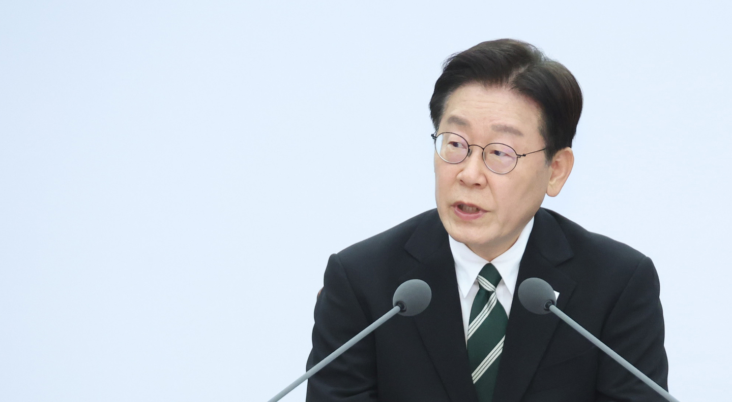 President Lee Jae Myung speaks during a meeting at the Ministry of National Defense building in central Seoul on March 27. [NEWS1] 