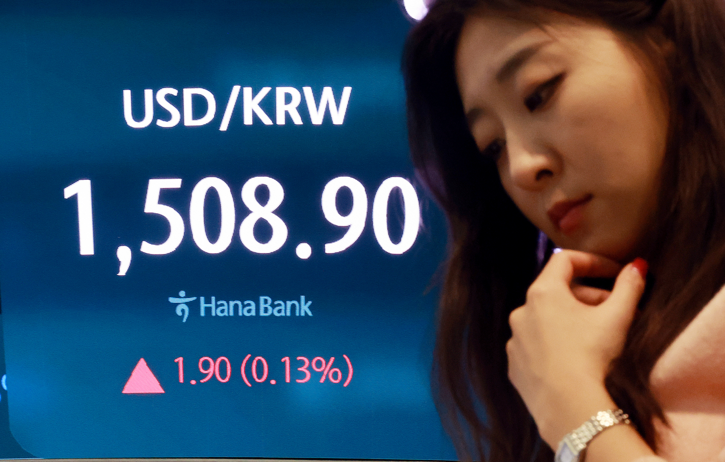 The dollar-won exchange rate is displayed on the electronic board in the dealing room at Hana Bank’s headquarters in Jung District, central Seoul, on March 27. [NEWS1] 