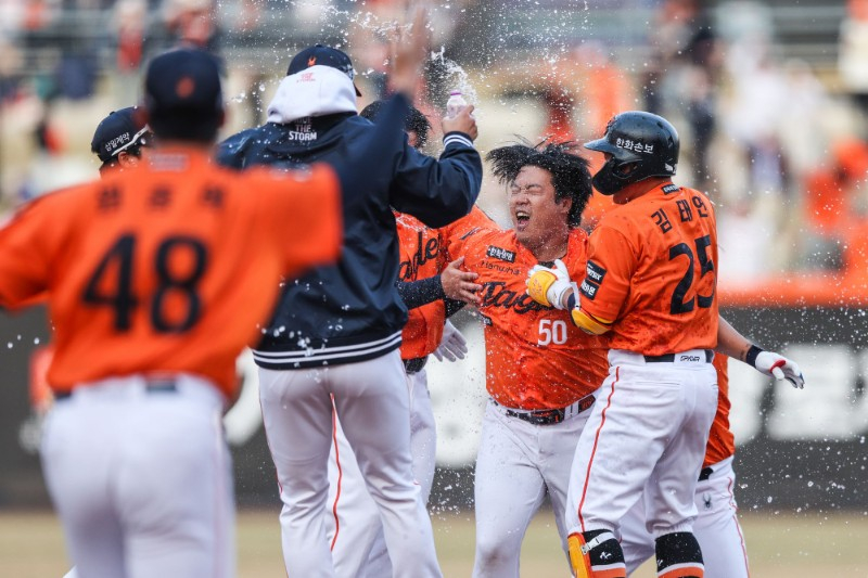 The Hanwha Eagles celebrate after a 10-9 win over the Kiwoom Heroes at Daejeon Hanwha Life Ballpark in Daejeon on March 28. [HANWHA EAGLES]