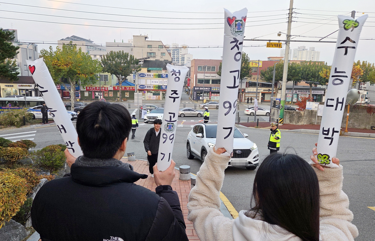 A cheer squad roots for test takers of the 2026 College Scholastic Ability Test (CSAT) outside Daesung High School in Cheongju, North Chungcheong, on Nov. 13. [YONHAP]