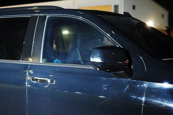 Tiger Woods leaves the Martin County Sheriff's Office jail facility following his involvement in a car crash where he was arrested on a DUI charge on March 27. [AP/YONHAP]