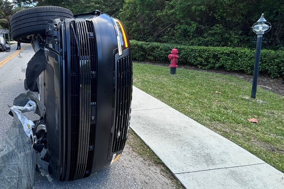 This photo provided by the Martin County Sheriff's Office shows the overturned vehicle in a rollover crash that involved Tiger Woods in Jupiter Island, Florida, on March 27. [AP/YONHAP] 
