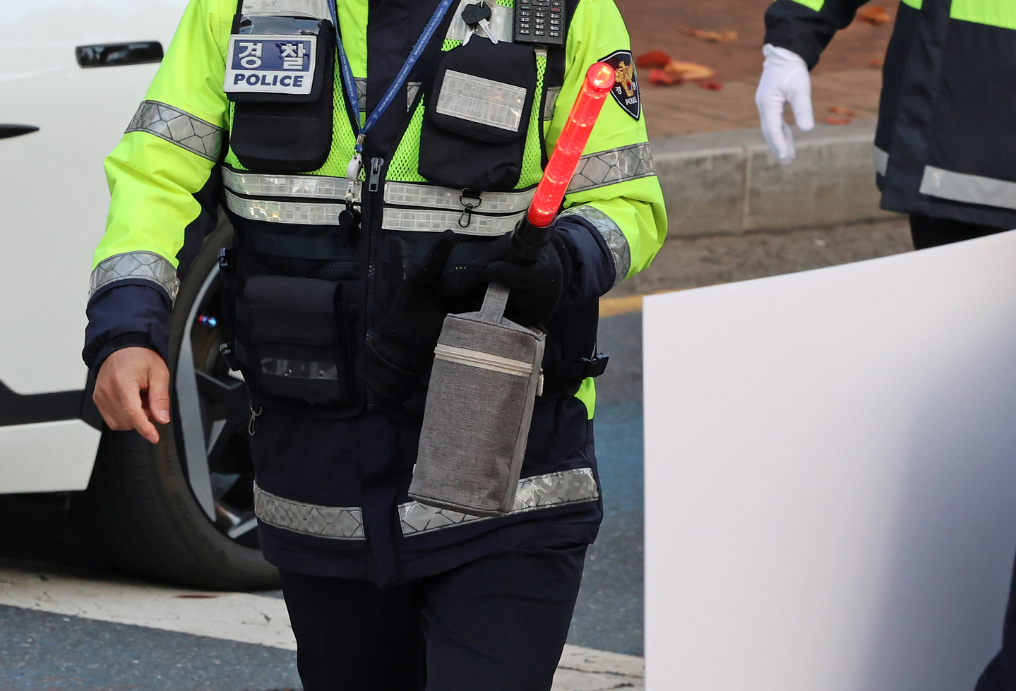 A police officer delivers the lunch box of a 2026 College Scholastic Ability Test (CSAT) applicant at Dongdaejeon High School in Daejeon on Nov. 13. [YONHAP]