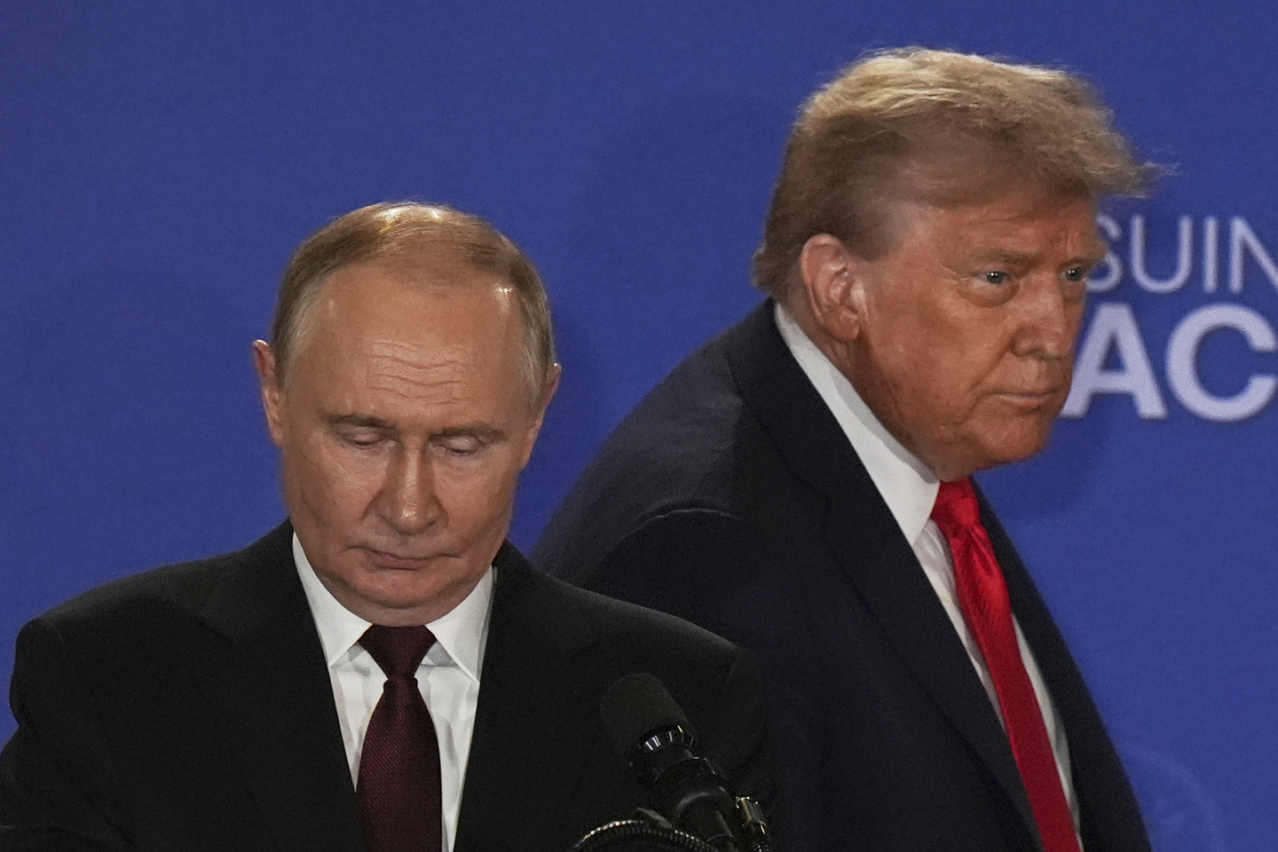 President Donald Trump, right, and Russia's President Vladimir Putin, arrive for a joint press conference at Joint Base Elmendorf-Richardson, Alaska, on Aug. 15, 2025. [AP/YONHAP]
